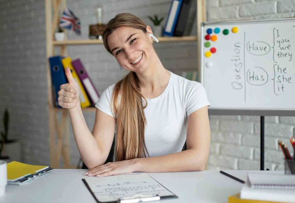 Jóvenes beneficiándose de las ayudas económicas para aprender inglés y otros idiomas en centros acreditados.