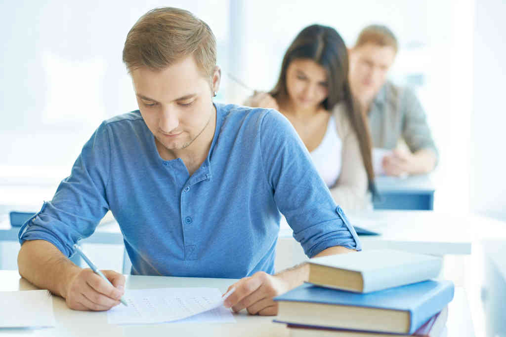 Opositores preparándose para certificar su nivel de inglés C1/C2 con CambridgeMB para las oposiciones de magisterio 2025.