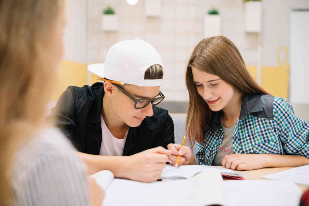 Alumnos reflexionando sobre el curso escolar en una actividad en inglés, en grupo y con material visual