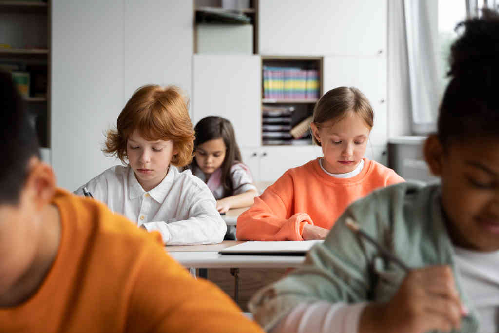Niños practicando inglés con actividades veraniegas del nivel Starters de Cambridge